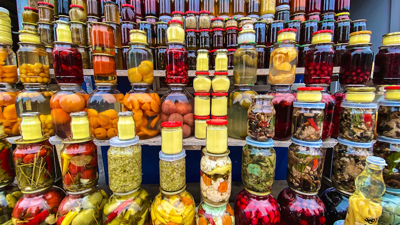 eingelegtes Obst und Gemüse auf einem Markt in Georgien - &copy;Victoria Key - stock.adobe.com