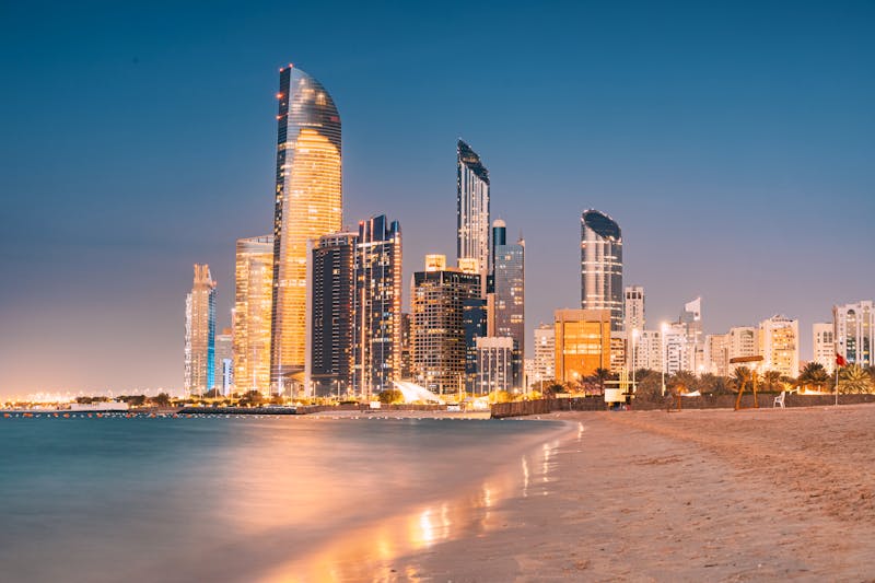 Blick auf die abendlich Skyline auf Abu Dhabi - &copy;EdNurg - stock.adobe.com