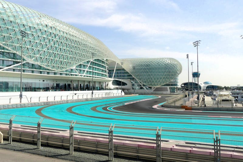 Yas Island Formel 1 Strecke mit Yas Hotel - &copy;Frank Nimschowski - Eberhardt TRAVEL