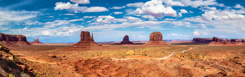Monument Valley Navajo Tribal Park in Arizona, Utah, USA - &copy;Leonardo - stock.adobe.com