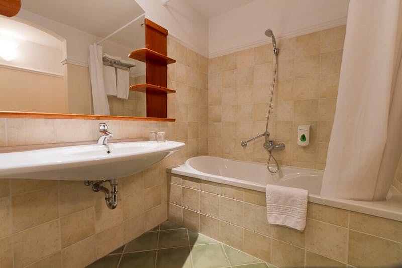 Hotel Karos Spa in Zalakaros  SPA Doppelzimmer Superior Bad &ndash; &copy;Hotel Karos Spa in Zalakaros