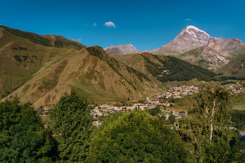 Stepantsminda am Fuße des Kazbek im Morgenlicht - &copy;Svetlana - stock.adobe.com