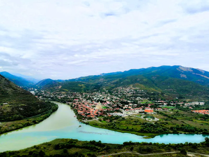 Blick auf Mzcheta von der Dschwari-Kirche am Zusammenfluss der Flüsse Mtkvari und Aragwi - &copy;Andrej Kulikov - Eberhardt TRAVEL