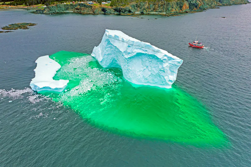 Bootsfahrt an der Eisberg-Allee vor Neufundland - &copy;Menno Schaefer - stock.adobe.com