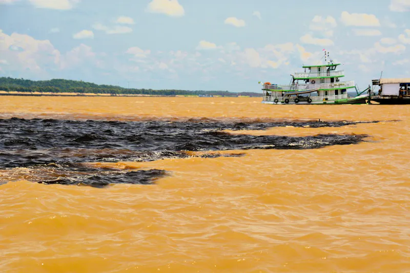 Rio Negro und der schlamm-gelbe Rio Solimõs  - &copy;Gina Egenolf - Eberhardt TRAVEL
