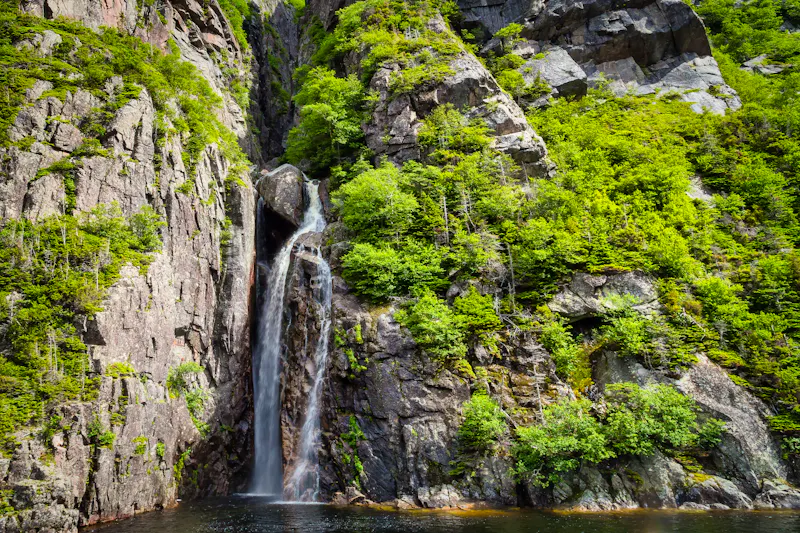Wasserfall am Western Brook Pond im Gros Morne Nationalpark - &copy;Michael - stock.adobe.com