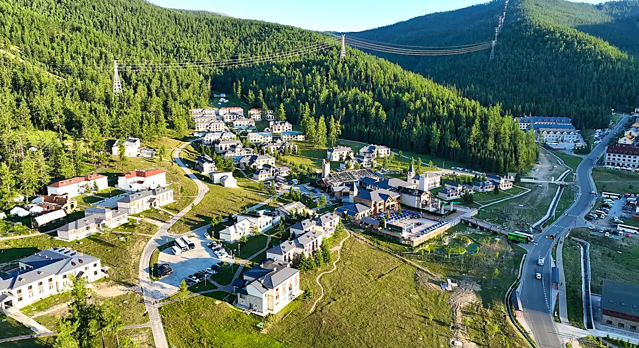 Hongfu Lake Kanas Resort Aletai - Vogelperspektive&nbsp;&ndash;&nbsp;&copy;&nbsp;Hongfu Lake Kanas Resort Aletai