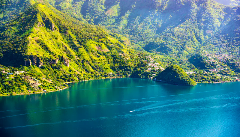 Bergige Uferlandschaft des Atitlán-Sees  - &copy;THP Creative - stock.adobe.com