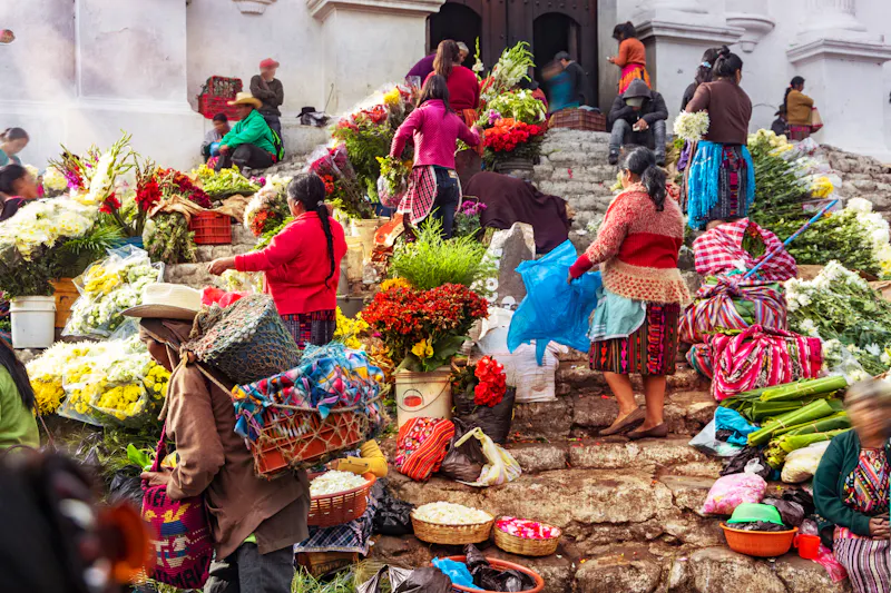Blumenmarkt und Kirche Santo Tomás in Chichicastenango - &copy;Ingo Bartussek - stock.adobe.com