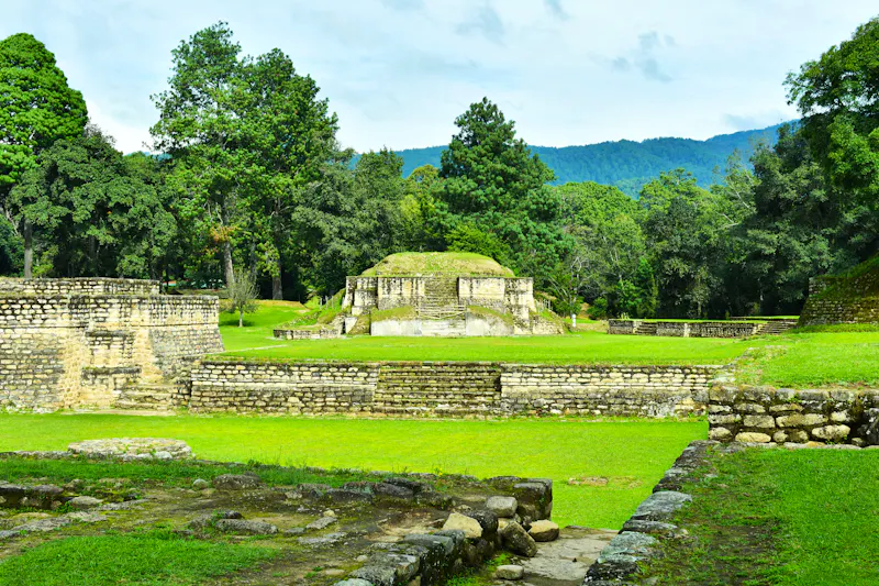  Überreste eines Tempels in Iximche - &copy;Cristyan - stock.adobe.com