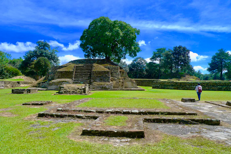 Blick auf die Maya-Ruinen von Iximche in Tecpán, Guatemala - &copy;nobito_gt - stock.adobe.com