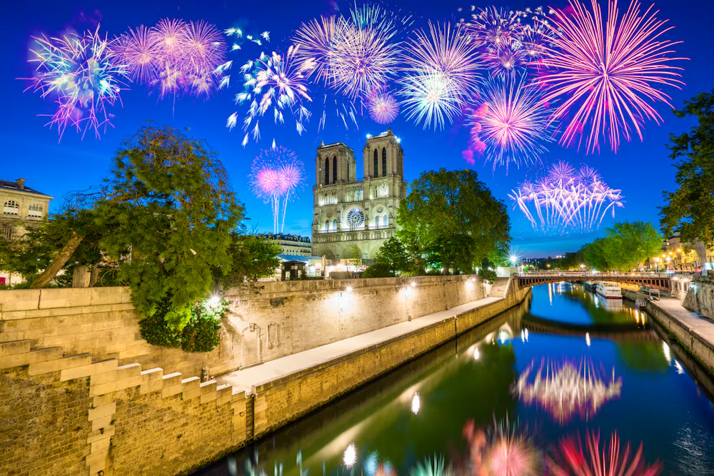 Feuerwerk über Notre Dame in Paris &ndash; &copy; Pawel Pajor - stock.adobe.com