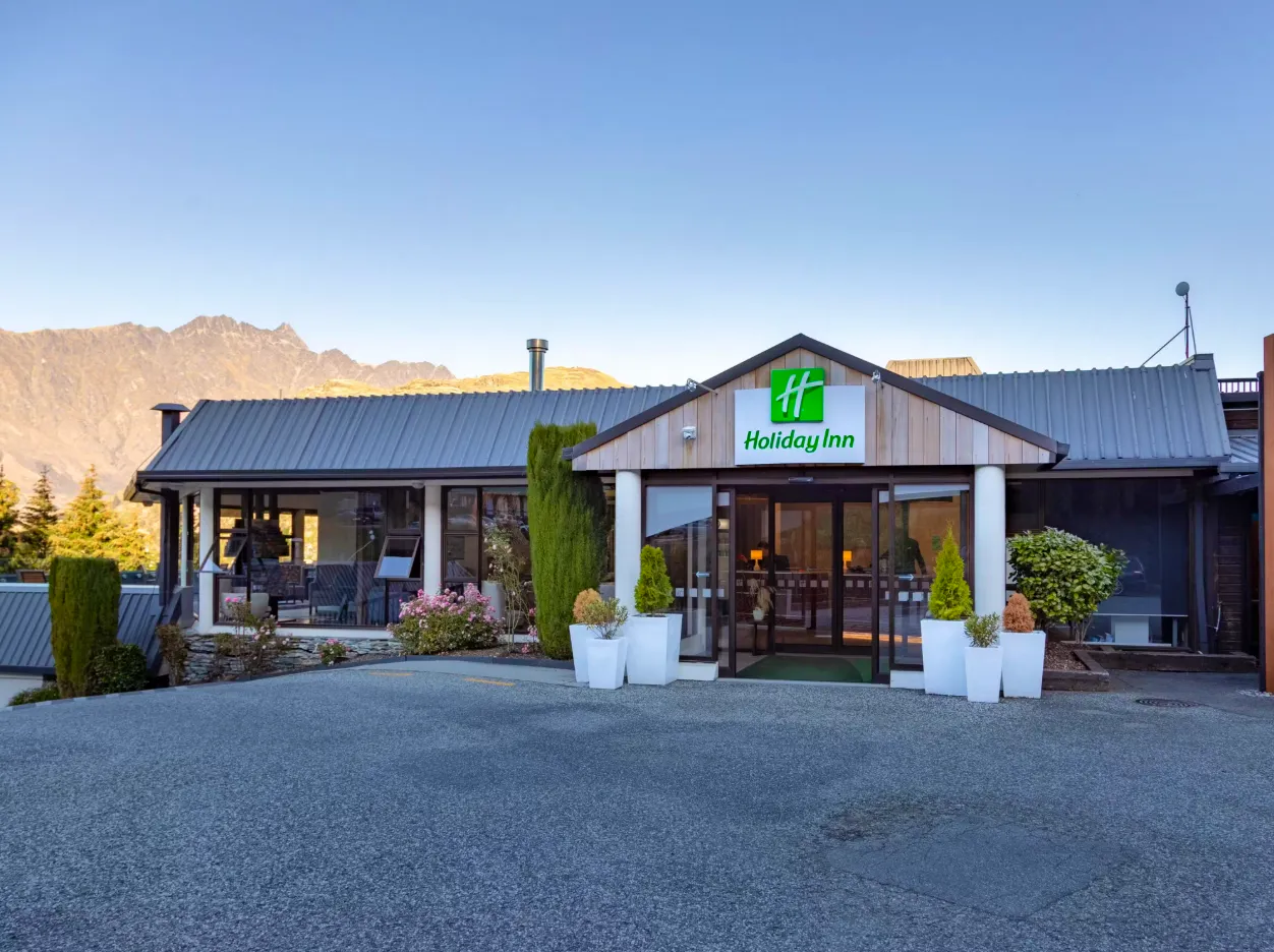 Holiday Inn Queenstown Frankton Road, an IHG Hotel in Queenstown, Neuseeland - Hotel von außen &nbsp;&ndash;&nbsp;&copy;&nbsp;Holiday Inn Queenstown Frankton Road, an IHG Hotel