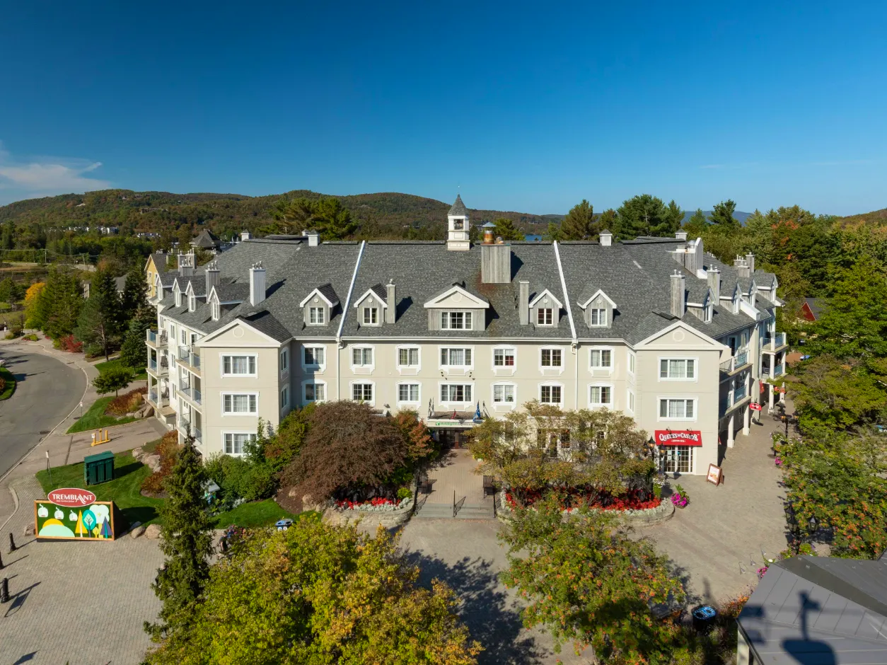 Holiday Inn Express & Suites Tremblant by IHG in Mont Tremblant, Kanada - Hotel von außen &nbsp;&ndash;&nbsp;&copy;&nbsp;Holiday Inn Express & Suites Tremblant by IHG