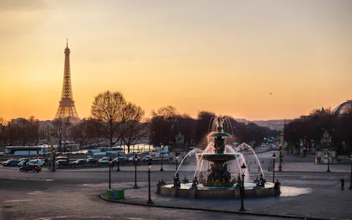 Der Place de la Concorde und der Eiffelturm bei Sonnenuntergang in Paris &ndash; &copy; Thomas Dutour - stock.adobe.com