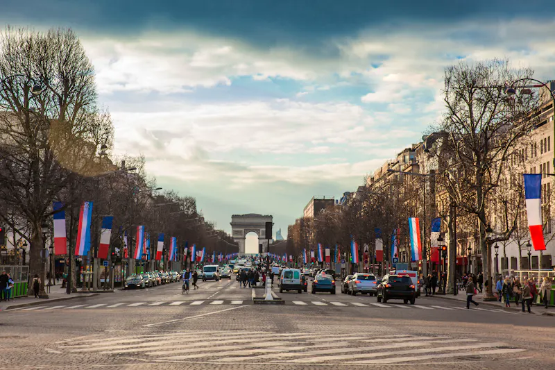  Die Champs-Élysées und der Triumphbogen - &copy;anamejia18 - stock.adobe.com
