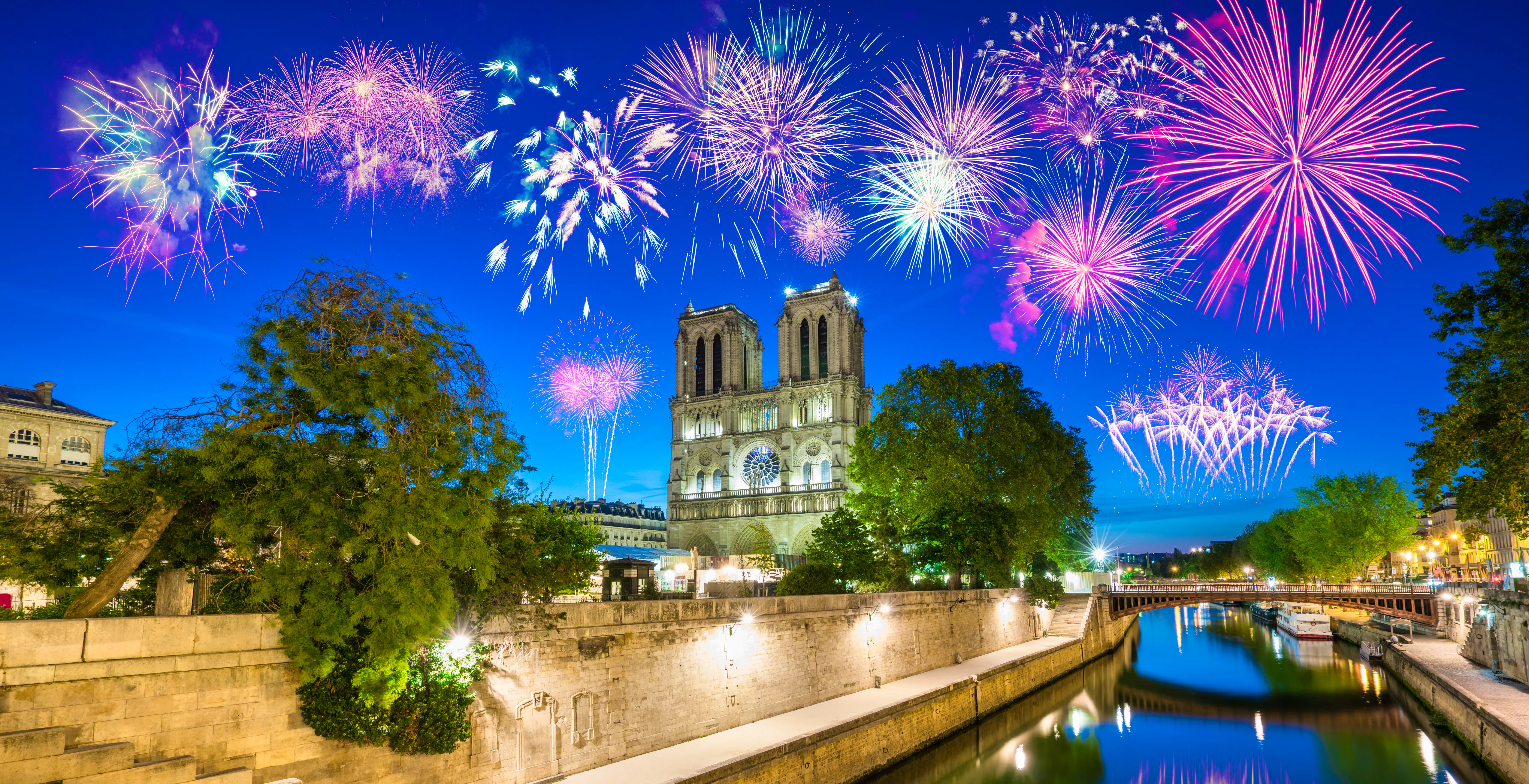 Feuerwerk über Notre Dame in Paris crop &ndash; &copy; Pawel Pajor - stock.adobe.com