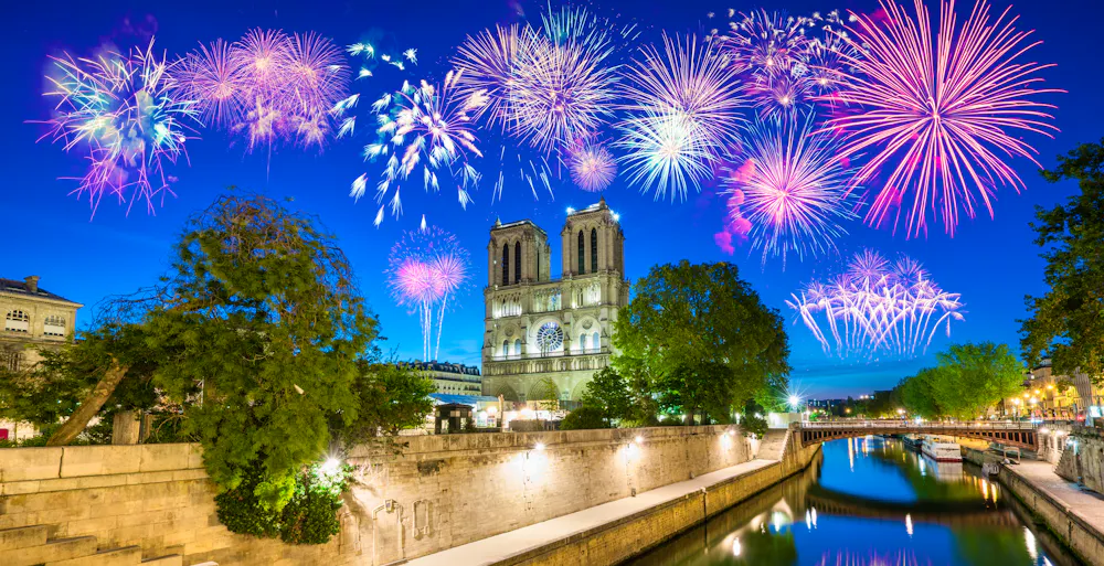 Feuerwerk über Notre Dame in Paris crop &ndash; &copy; Pawel Pajor - stock.adobe.com