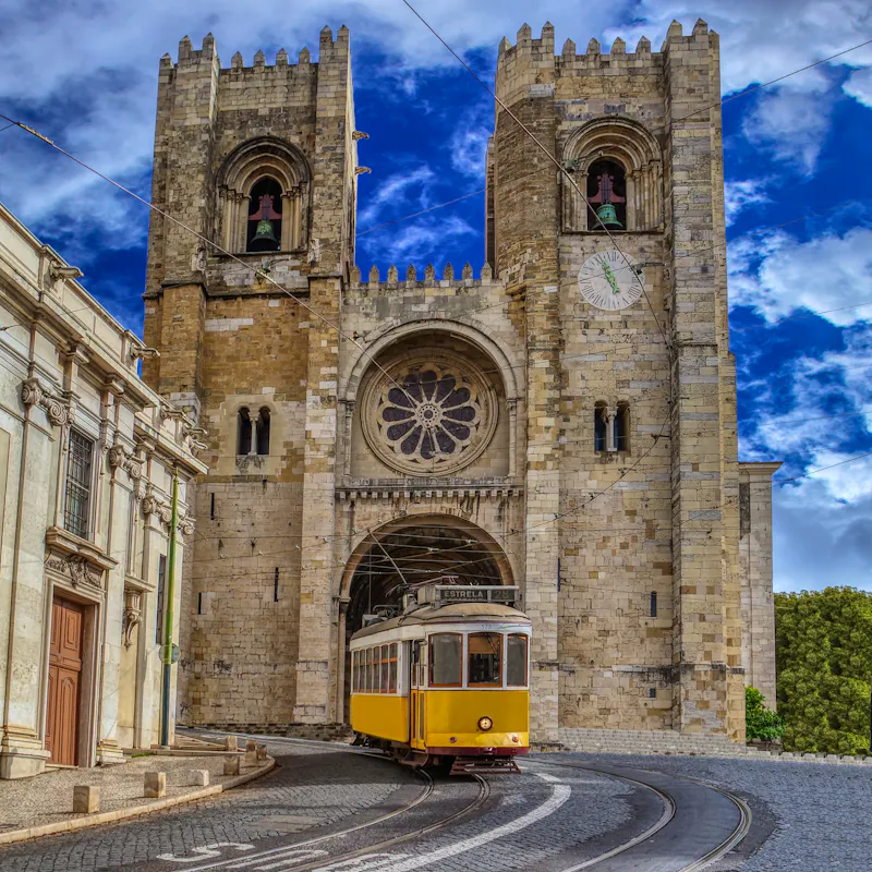 Die gelbe Straßenbahn und die Kathedrale von Lissabon - &copy;Relay24 - stock.adobe.com