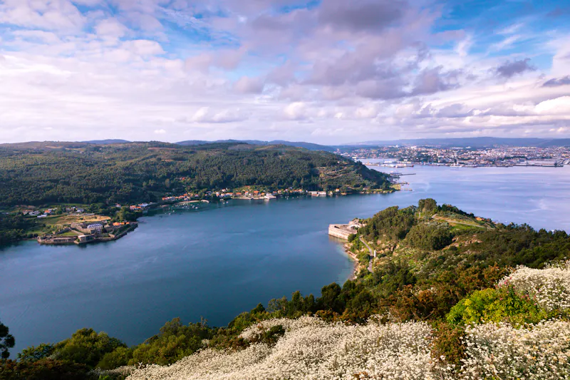 Flussmündung mit Blick auf die Hafenstadt Ferrol - &copy;Gelpi - stock.adobe.com