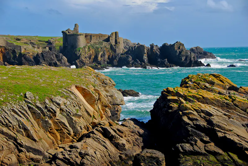 Blick auf die alte Festung  Vieux Château - &copy;fannyes - stock.adobe.com