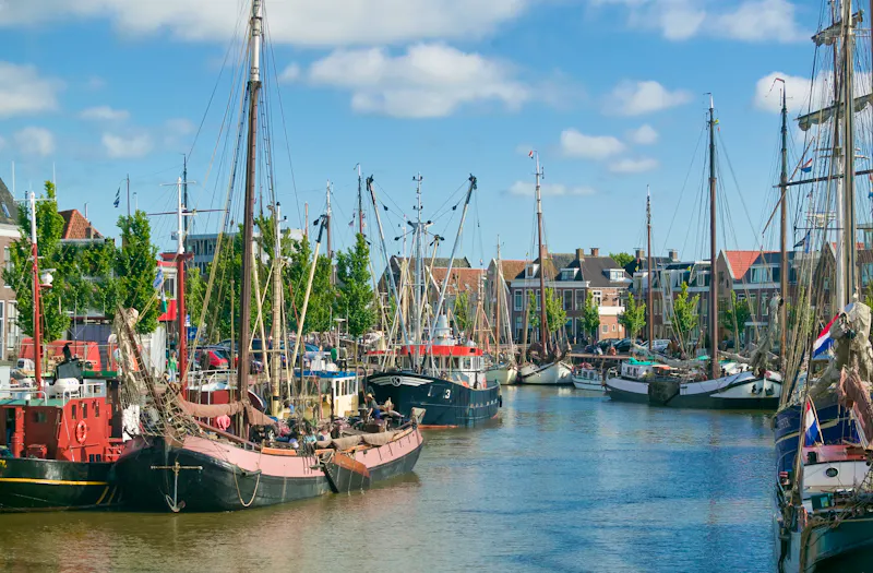 Plattbodenschiffe im Traditionshafen von Harlingen - &copy;Uwe - stock.adobe.com
