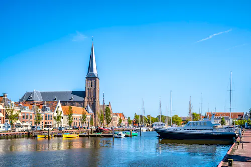 Kirche und Hafen von Harlingen, Niederlande  &ndash; &copy; Sina Ettmer - stock.adobe.com