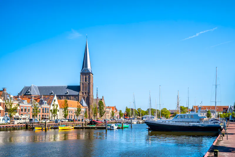 Kirche und Hafen von Harlingen, Niederlande  - &copy;Sina Ettmer - stock.adobe.com