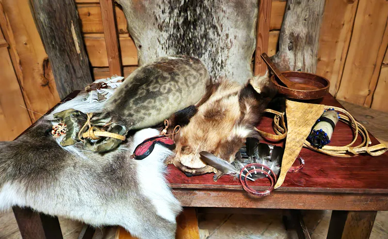 Ausrüstung der Pelzjäger im Alaska Native Heritage Center - &copy;Petra Hady - Eberhardt TRAVEL