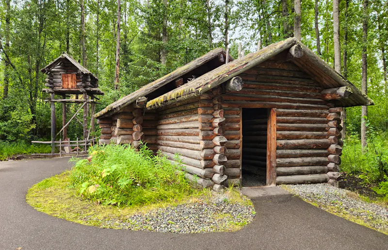 Traditionelle Lagerhäuser im Alaska Native Heritage Center - &copy;Petra Hady - Eberhardt TRAVEL