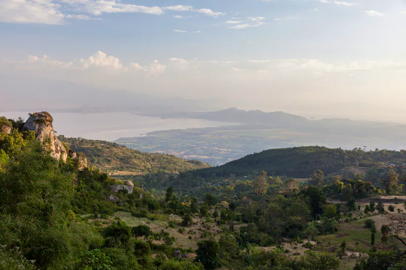 Blick von der Straße zum Dorf Dorze in Richtung Abaya-See - &copy;Ilia Torlin - stock.adobe.com