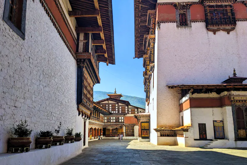 Besichtigung der Klosterburg  Dzong von Paro, Bhutan - &copy; Teresa Rumpel - Eberhardt TRAVEL