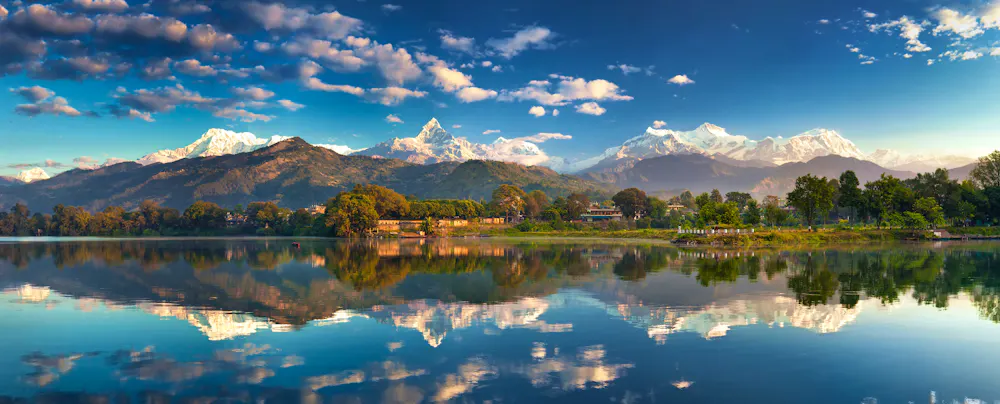 Panoramablick vom Seeufer am Fuße der majestätischen Annapurna-Bergkette, Pokhara &ndash; &copy; Jankovoy - stock.adobe.com