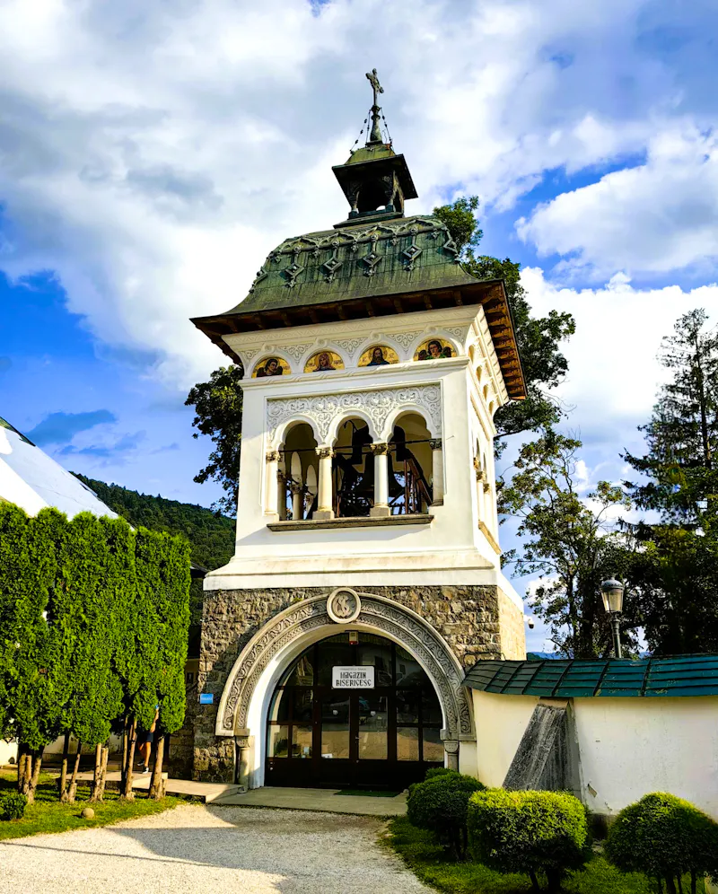 Eingang zum Kloster Sinaia - &copy;Simone Willner - Eberhardt TRAVEL