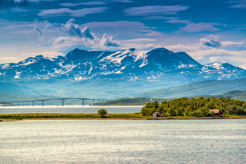 Landschaft mit der Gisundbrua oder Gisund-Brücke in der Nähe von Finnsnes - &copy;DirkDaniel - stock.adobe.com