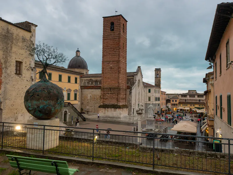 Pietrasanta Hauptplatz mit Dom St  Martin und Skulpturen - &copy;lucag_g - stock.adobe.com