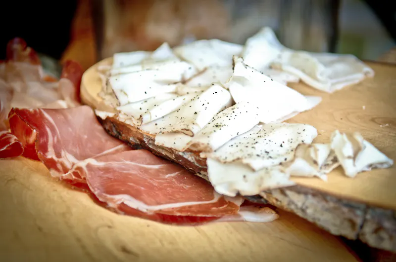 Lardo di colonnata - feincremiger Speck aus Colonnata - &copy;viappy - stock.adobe.com