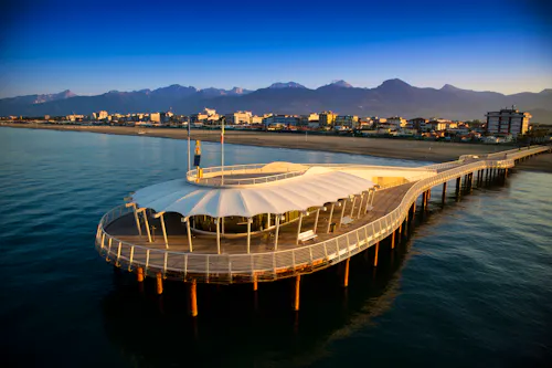 Blick vom Steg Il Pontile auf Lido di Camaiore &ndash; &copy; fotografiche.eu - stock.adobe.com