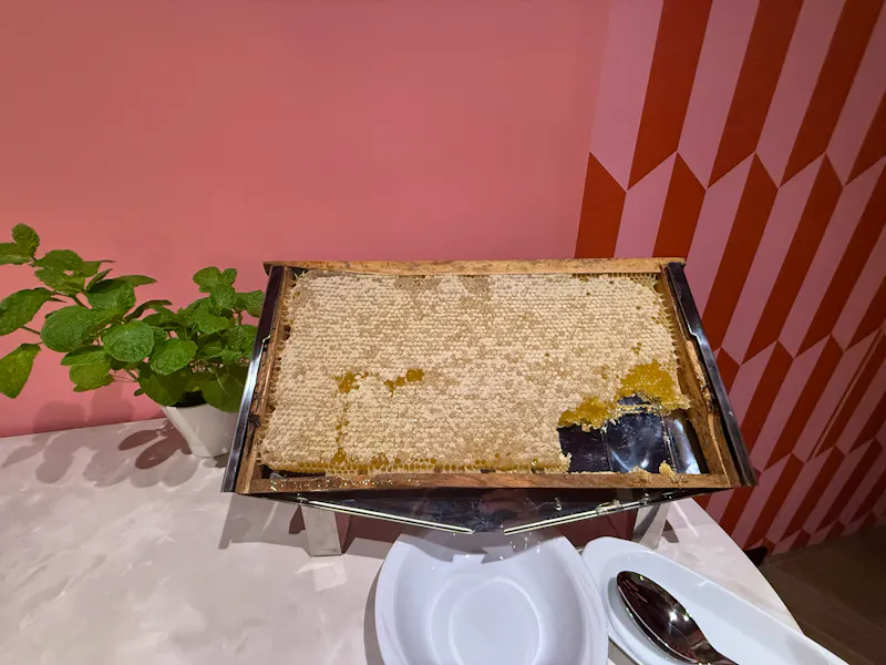 Honig am Buffet vom Muselet Adults Only &ndash; &copy;Muselet Adults Only