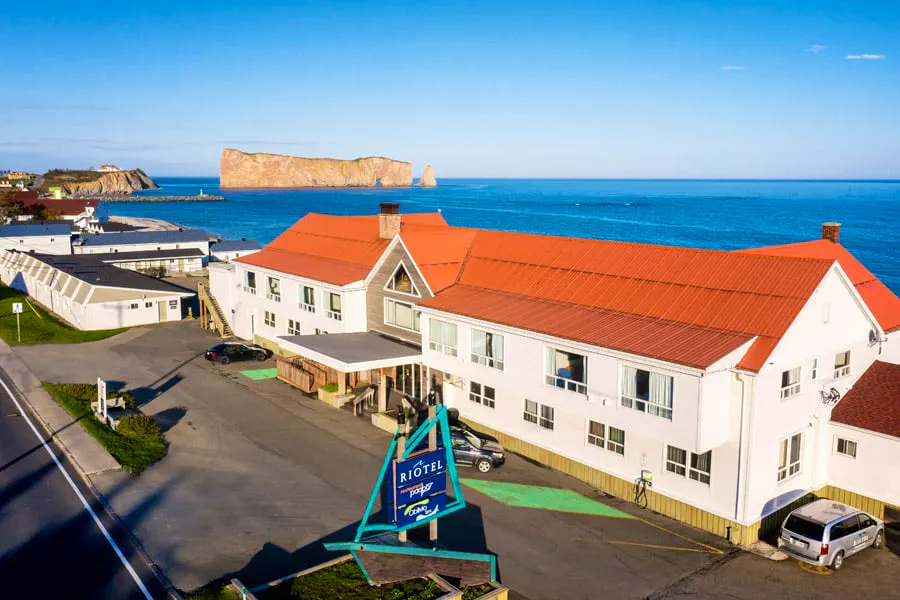 Riôtel Percé‎ in Perce, Kanada - Hotel von außen &nbsp;&ndash;&nbsp;&copy;&nbsp;Riôtel Percé‎