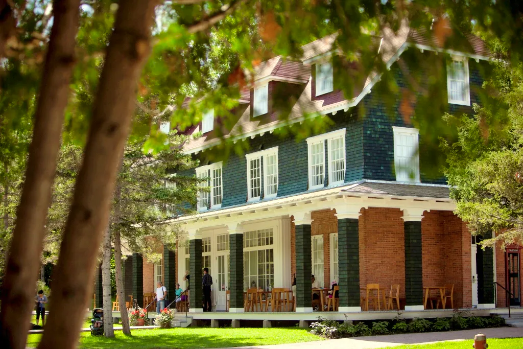 Val-Jalbert in Chambord, Kanada - Hotel von außen &nbsp;&ndash;&nbsp;&copy;&nbsp;Val-Jalbert