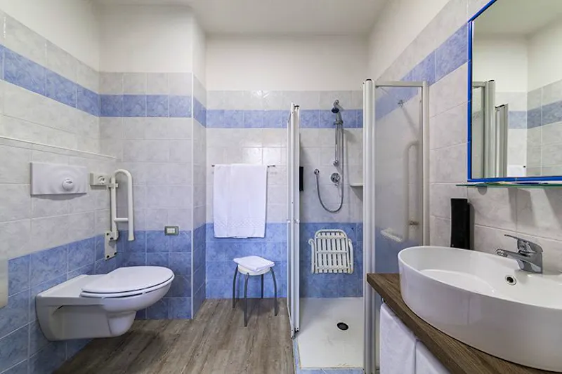 Hotel Canarino in Riva del Garda - Badezimmer &ndash; &copy;Fabio Staropoli. www.fotofiore.com