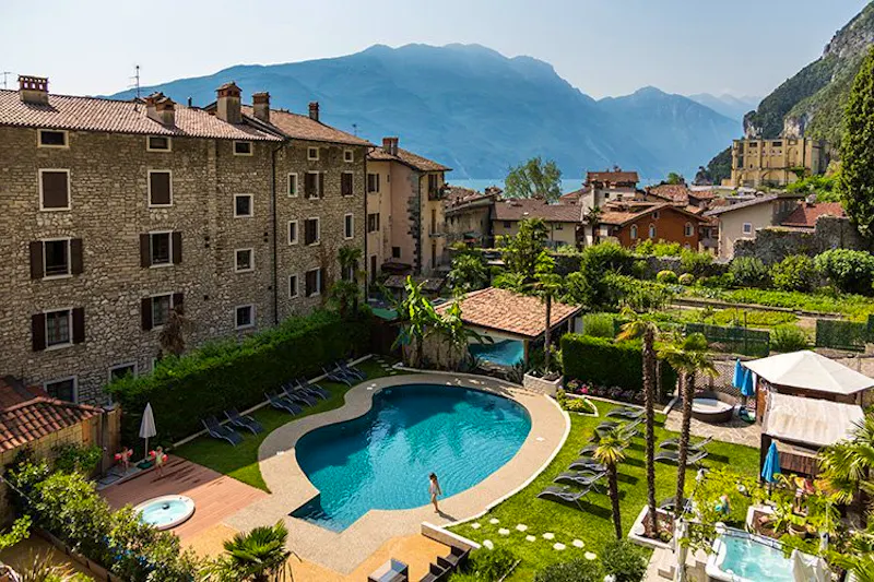 Hotel Canarino in Riva del Garda - Blick auf den Pool &ndash; &copy;Fabio Staropoli. www.fotofiore.com