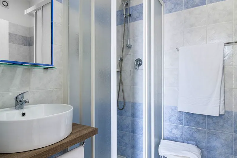 Hotel Canarino in Riva del Garda - Badezimmer  &ndash; &copy;Fabio Staropoli. www.fotofiore.com