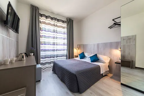 Hotel Canarino in Riva del Garda - Zimmerbespiel &ndash; &copy; Fabio Staropoli. www.fotofiore.com