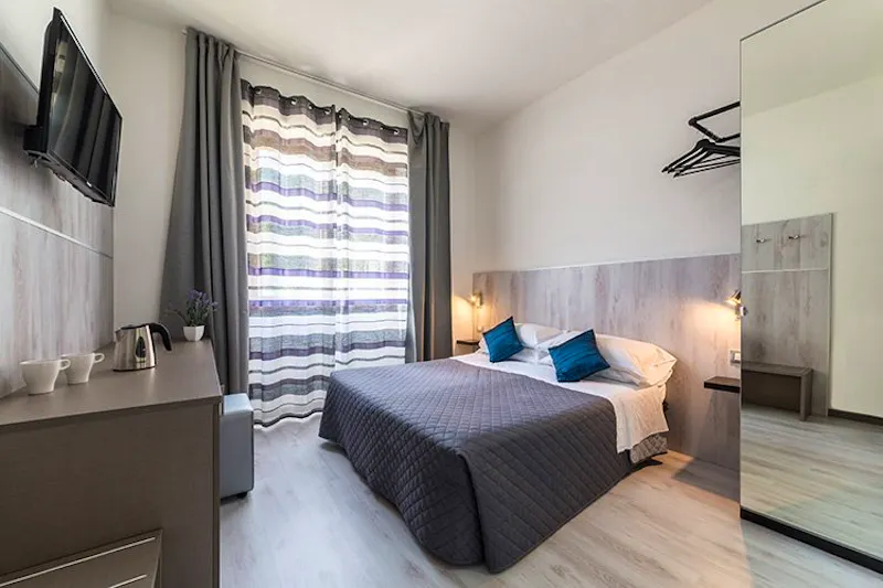 Hotel Canarino in Riva del Garda - Zimmerbespiel &ndash; &copy;Fabio Staropoli. www.fotofiore.com