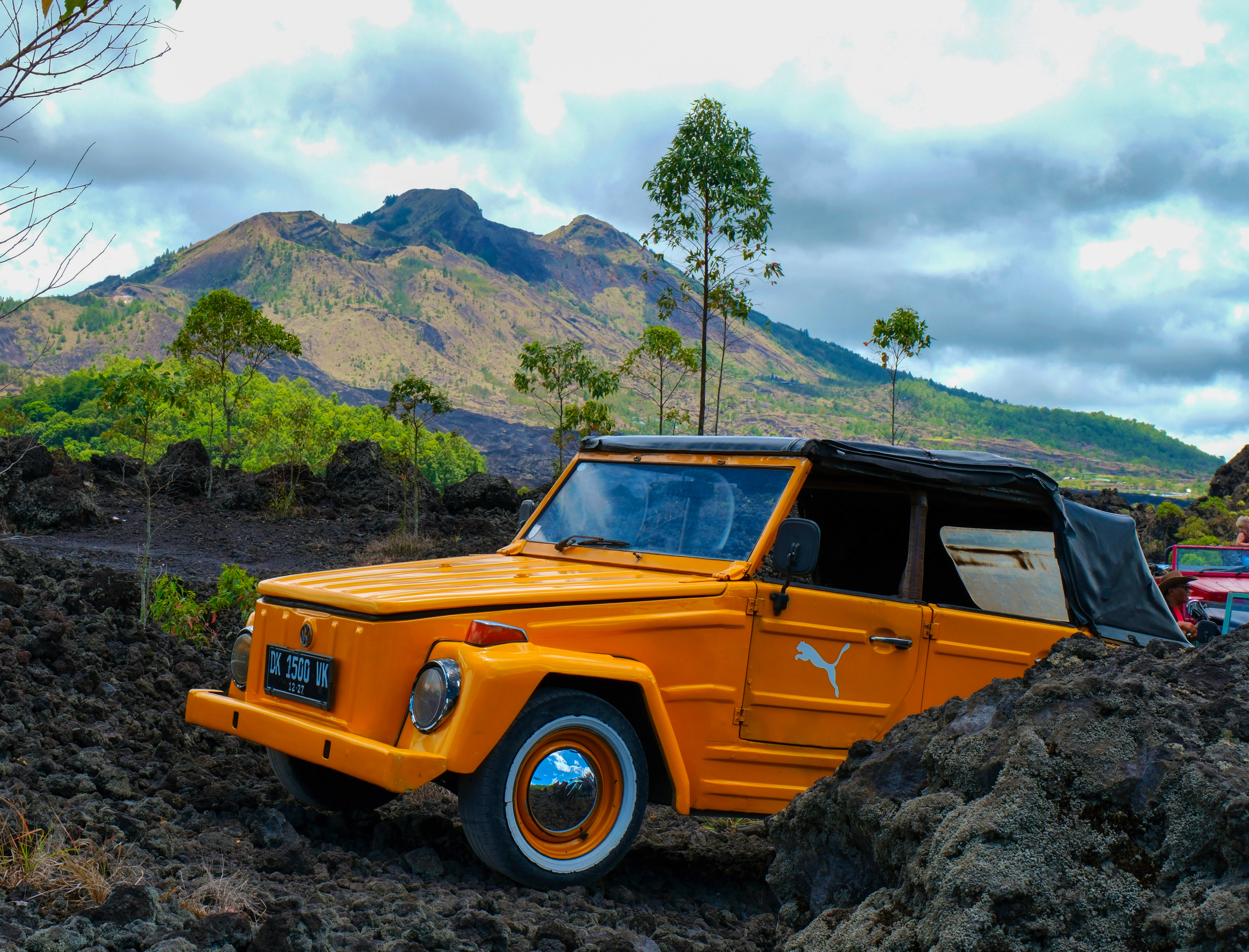 VW-Kübelwagen vor dem Batur Vulkan auf Bali - Indonesien&nbsp;&ndash;&nbsp;&copy;&nbsp;Sten Bernhardt - Eberhardt TRAVEL