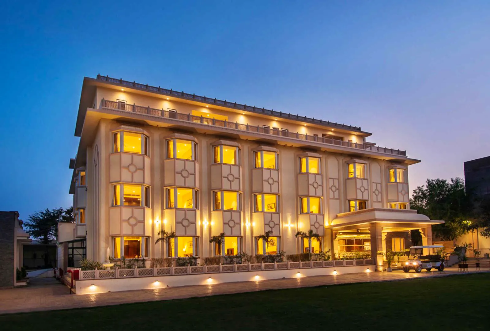 KK Royal Hotel & Convention Centre in Jaipur, Indien - Hotel von außen &nbsp;&ndash;&nbsp;&copy;&nbsp;KK Royal Hotel & Convention Centre