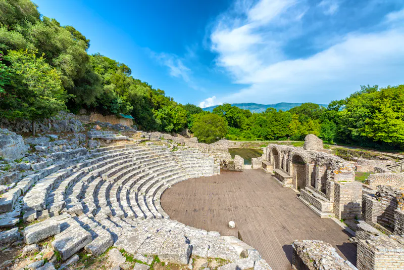 Antikes Amphitheater in den Ruinen von Butrint im Süden Albaniens - &copy;jkraft5 - stock.adobe.com
