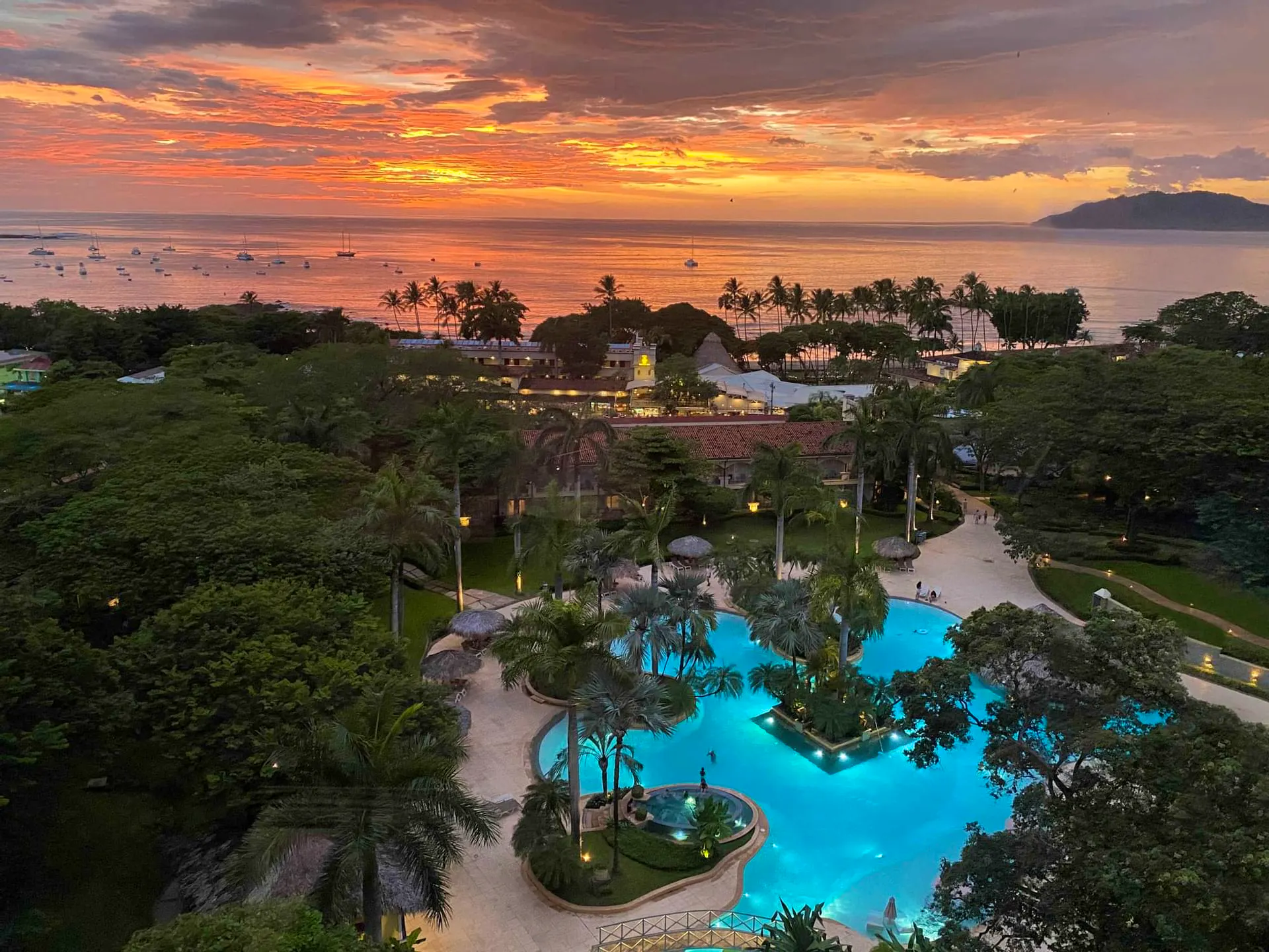 Tamarindo Diria Beach Resort - Hotelanlage mit Sonnenuntergang&nbsp;&ndash;&nbsp;&copy;&nbsp;Tamarindo Diria Beach Resort